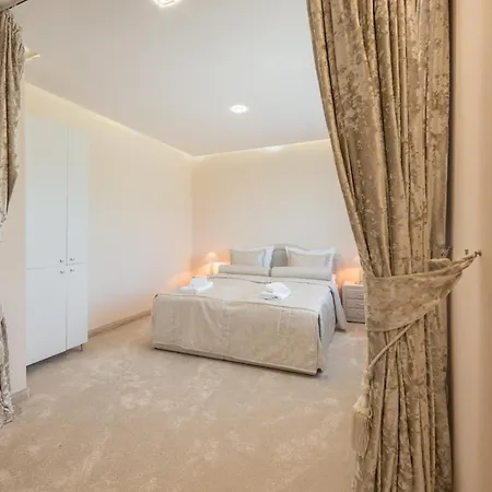 Private In Chayka Near The Sea Garden Apartament *